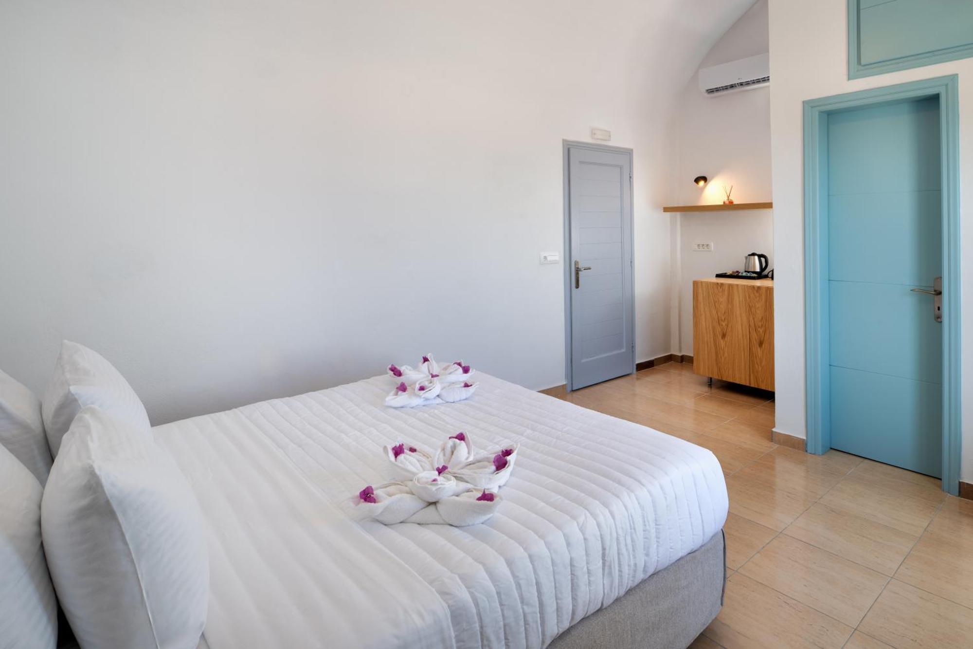 Hillside Elegance Suites ฟิรา ภายนอก รูปภาพ