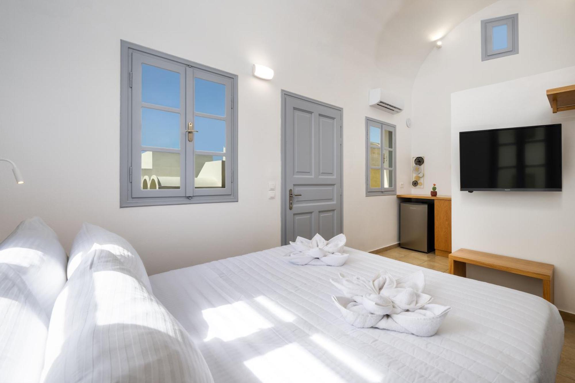Hillside Elegance Suites ฟิรา ภายนอก รูปภาพ