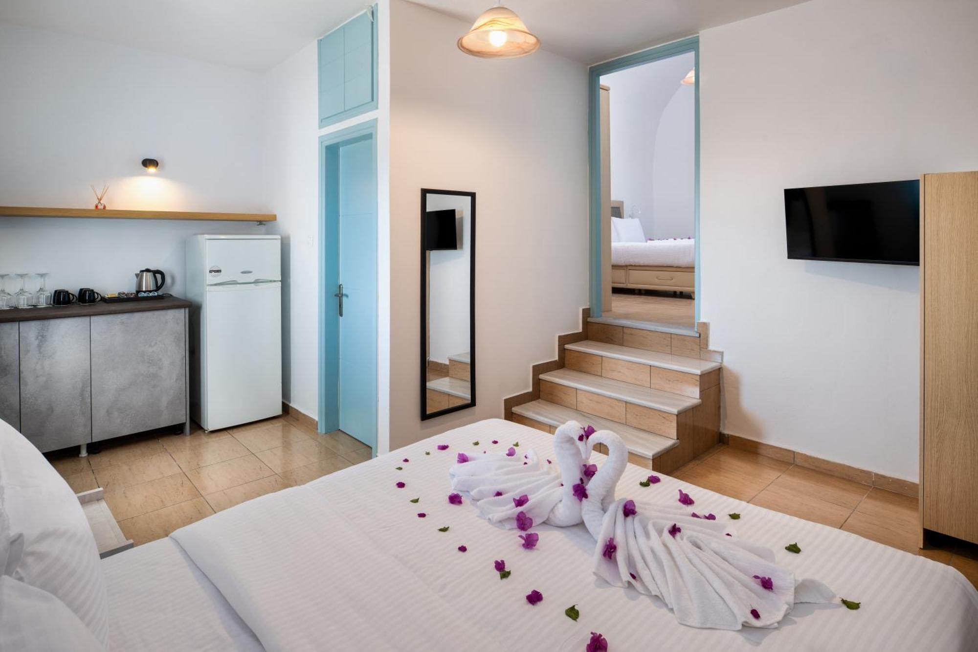 Hillside Elegance Suites ฟิรา ภายนอก รูปภาพ