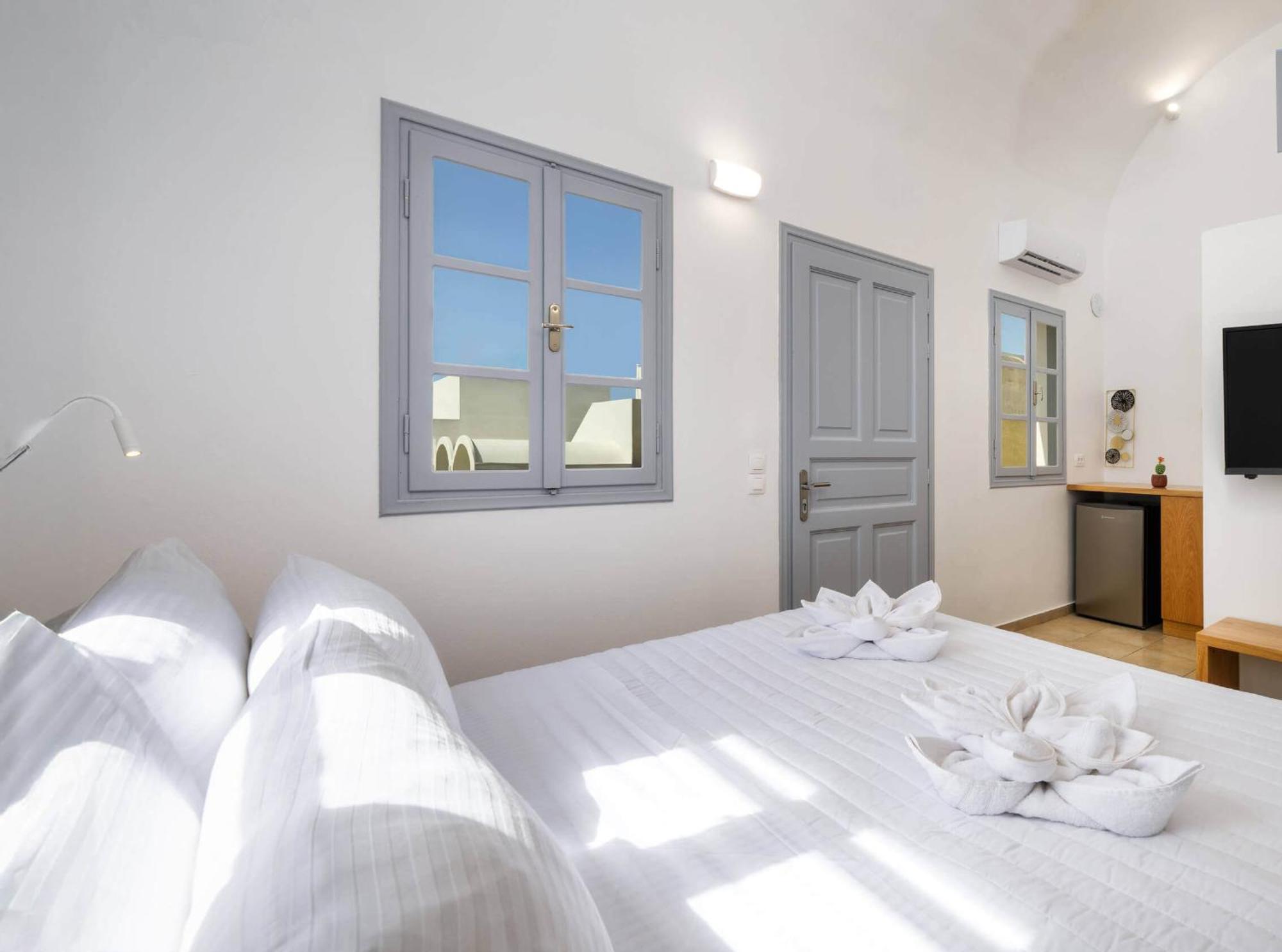Hillside Elegance Suites ฟิรา ภายนอก รูปภาพ